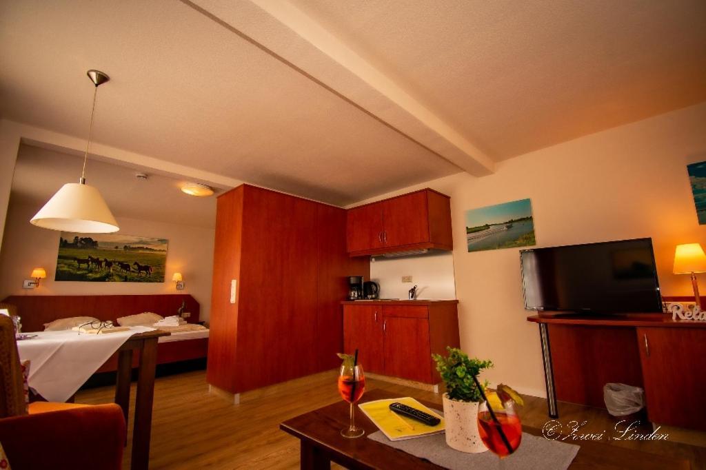 Hotel Zwei Linden - Links Der Elbe - Niedersachsen Balje Exterior photo